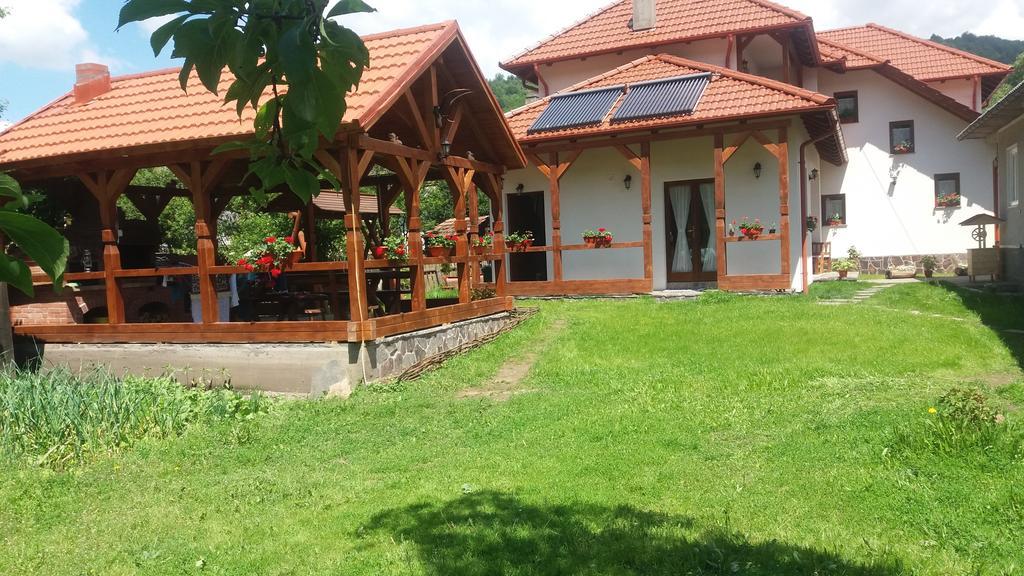 ホテル Casa Bunicii モイセイ エクステリア 写真