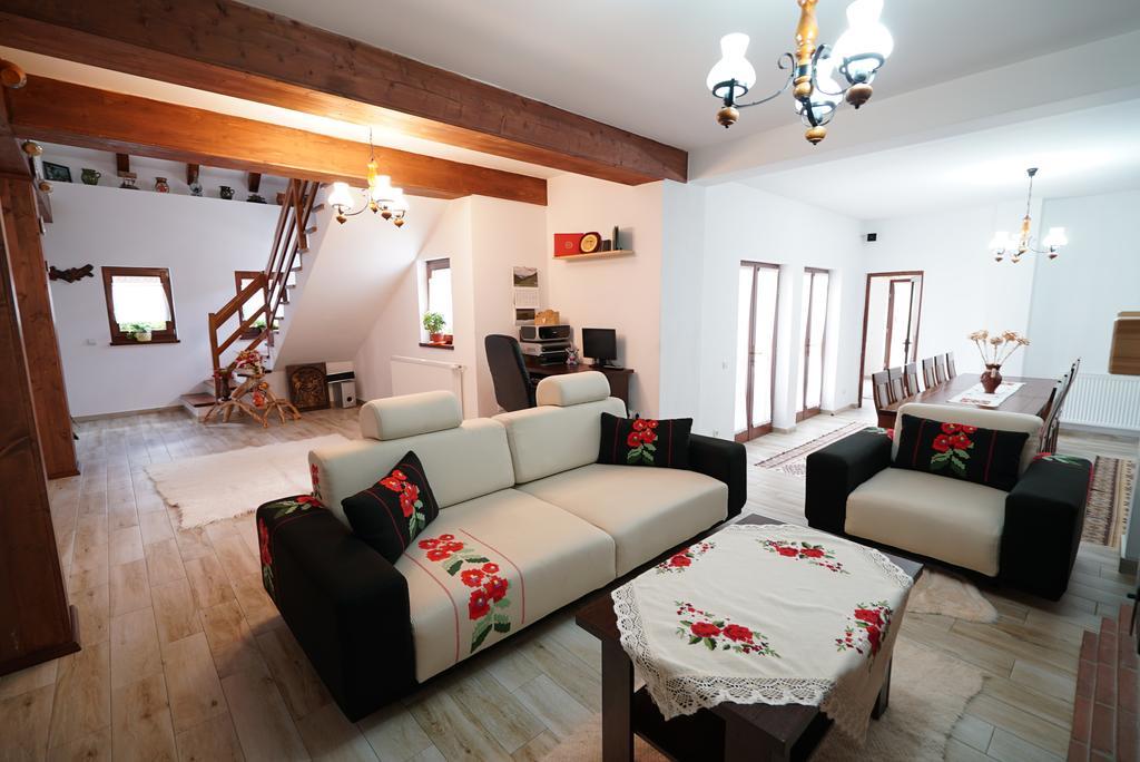 ホテル Casa Bunicii モイセイ エクステリア 写真